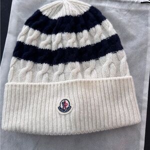 Moncler  Cable Knit Beanie - Navy and White